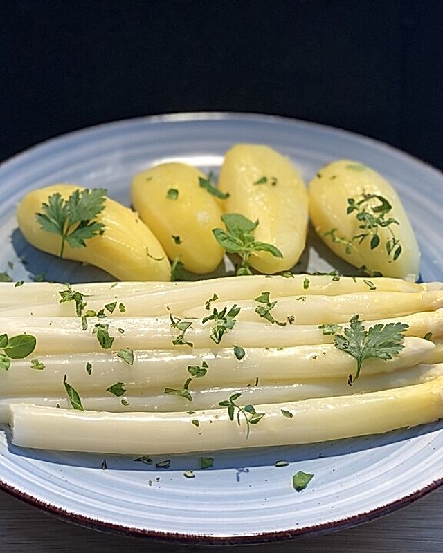 Spargel mit geschmolzener Butter und Frühkartoffeln