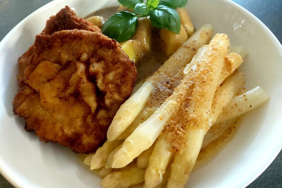 Spargel mit geschmolzener Butter und Frühkartoffeln