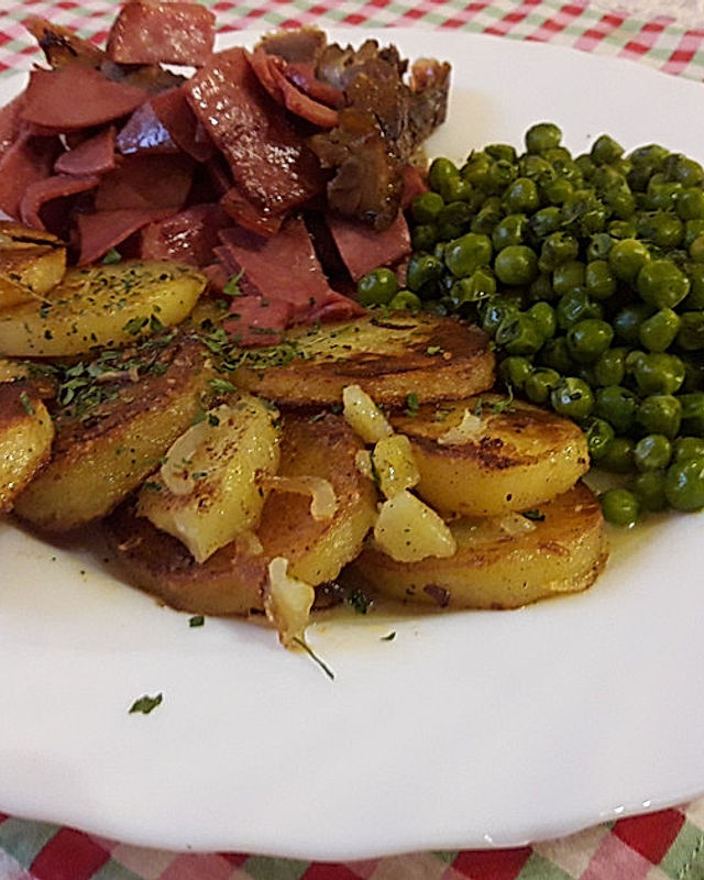 Saures Rindfleisch mit Knoblauchcroûtons, Kürbiskernen und Bratkartoffeln