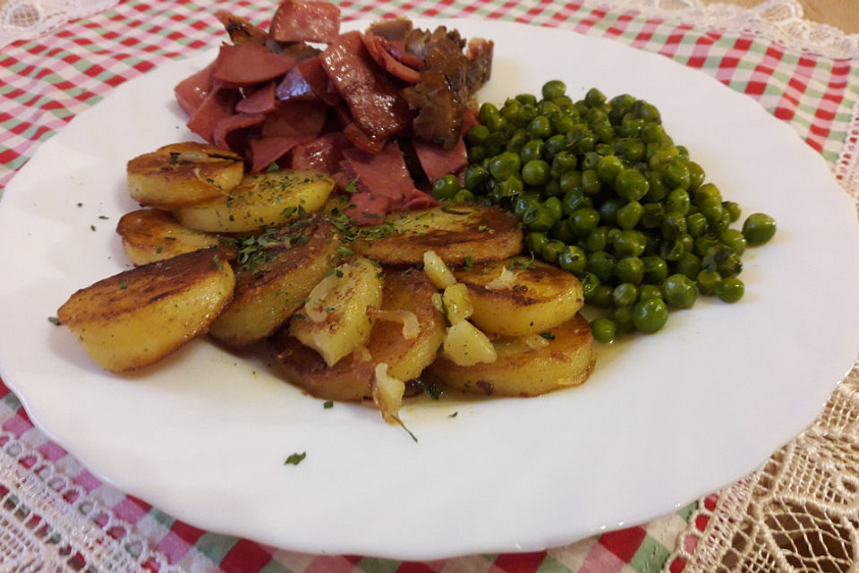 Saures Rindfleisch mit Knoblauchcroûtons, Kürbiskernen und Bratkartoffeln