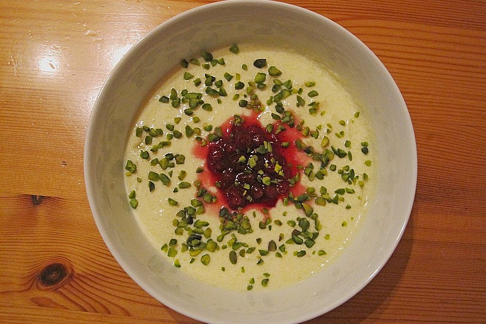 Mangojoghurt mit Preiselbeeren und gehackten Pistazien