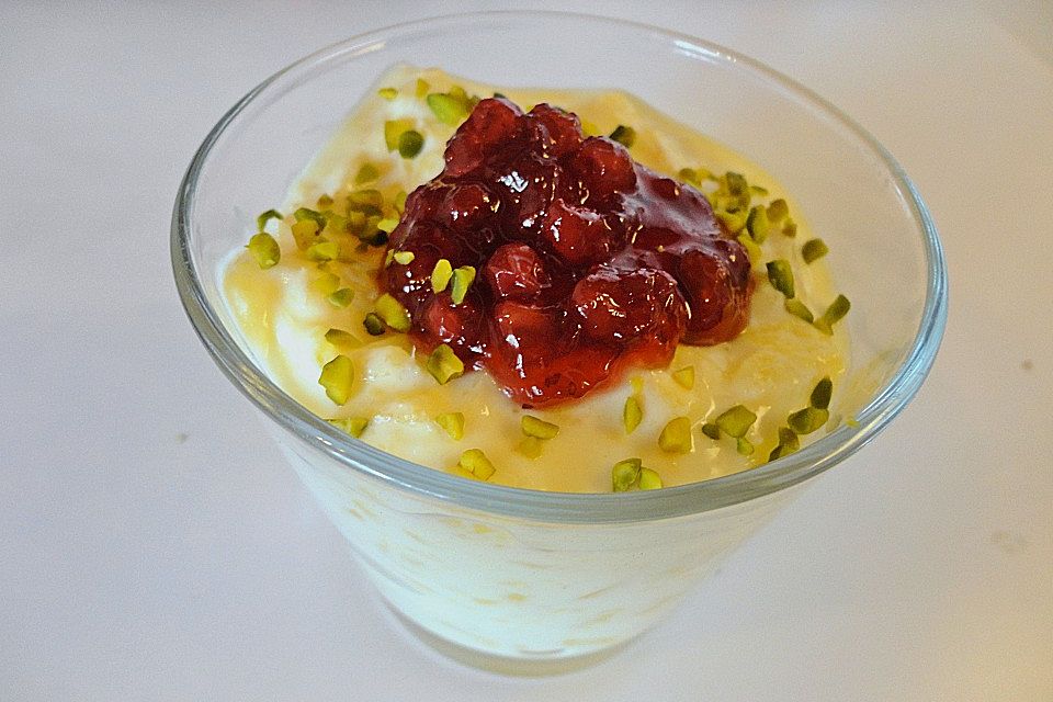 Mangojoghurt mit Preiselbeeren und gehackten Pistazien