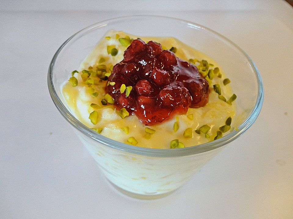 Mangojoghurt mit Preiselbeeren und gehackten Pistazien von Gottfried111 ...