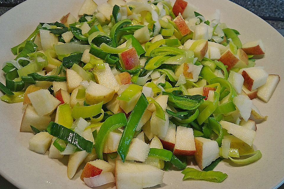 Porree - Apfel - Salat an Hüttenkäse