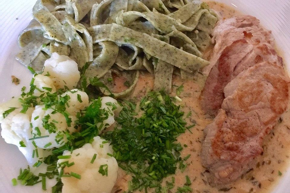 Schweinefilet italienisch, gekräutert in Weißweinsoße