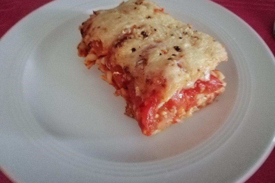 Maccaroni mit Tomaten und Käse überbacken