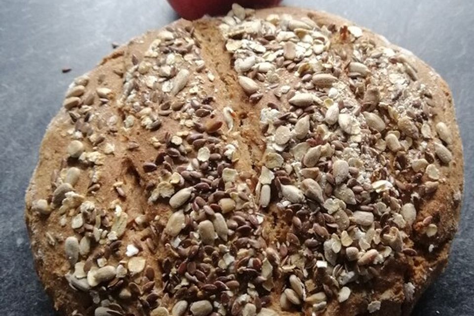 Kleines Brot mit Sonnenblumenkernen und Leinsamen