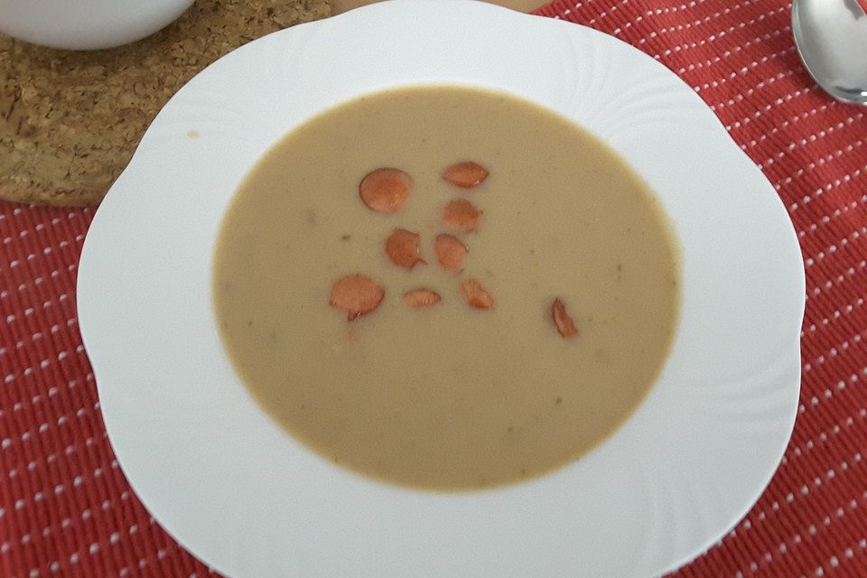 Pastinakensuppe mit Ingwer, Knoblauch und Wiener Würstchen