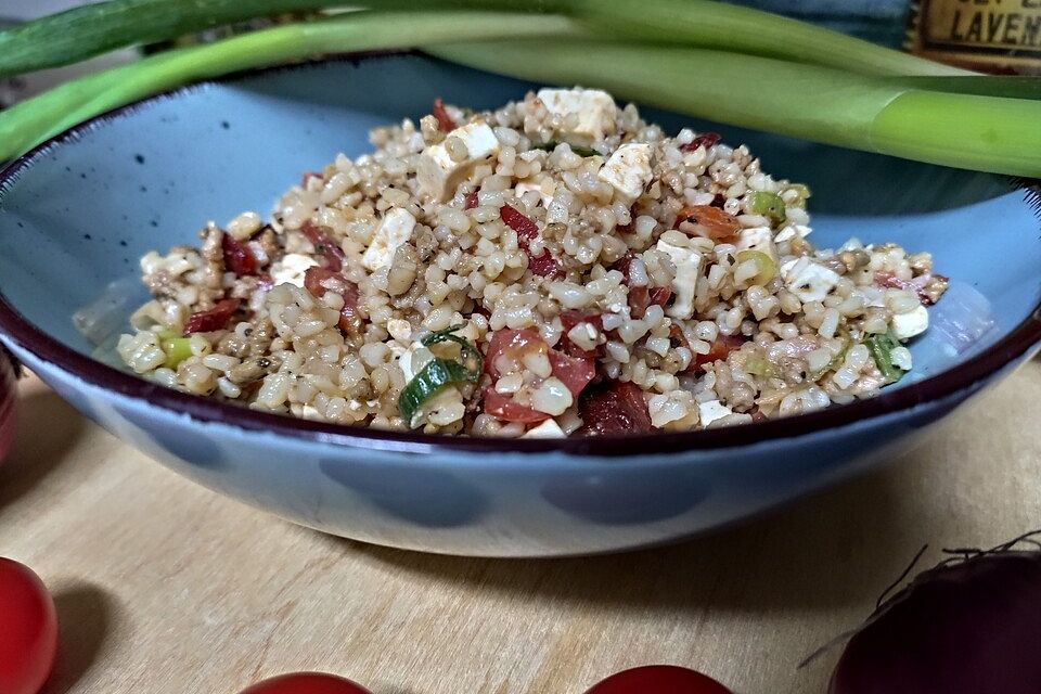 Couscous Salat mit Hackfleisch, Feta und Gemüse