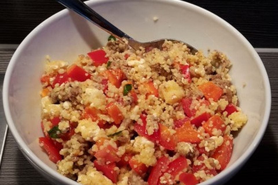 Couscous Salat mit Hackfleisch, Feta und Gemüse