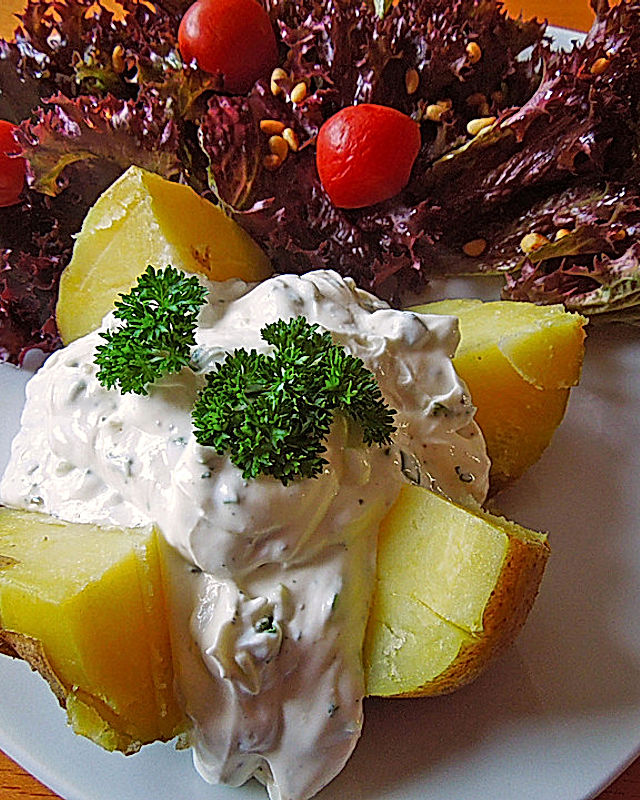 Folienkartoffeln mit Kräuterquark und Salat