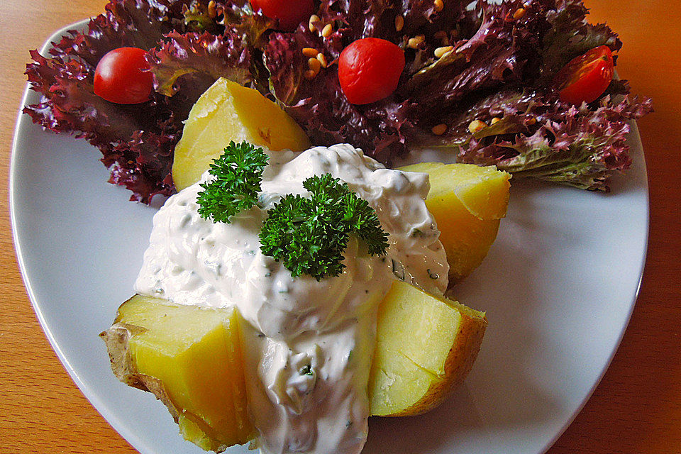 Folienkartoffeln mit Kräuterquark und Salat