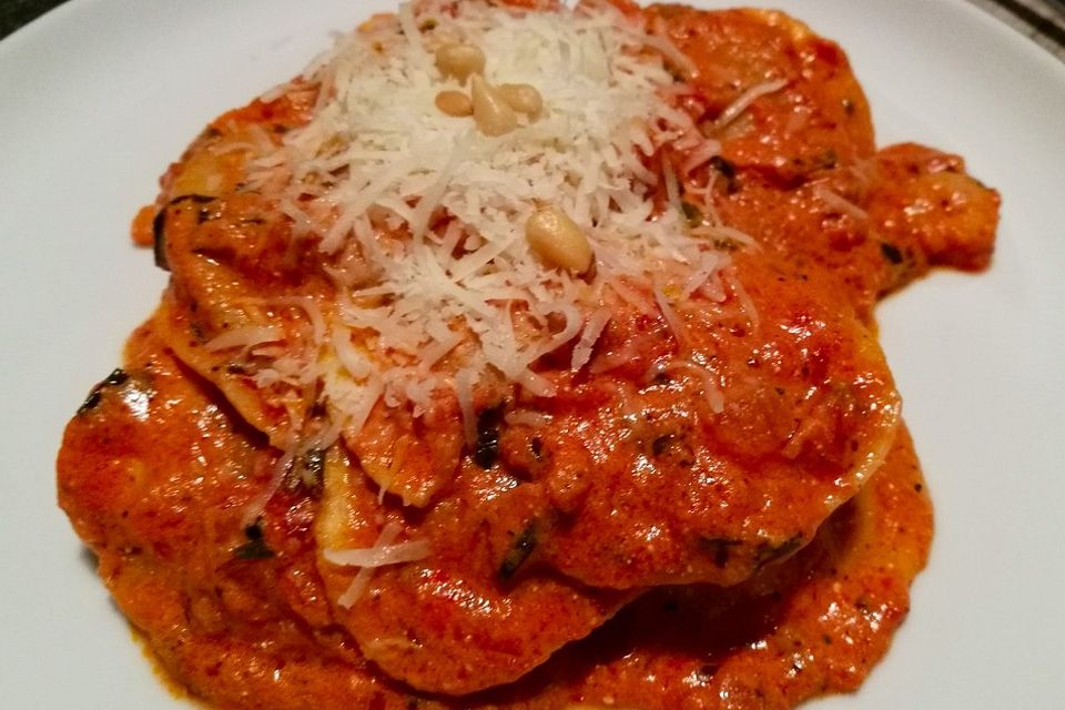 Teigtaschen (Ravioli oder Capeletti) mit Balsamico, Parmesan und Pinienkernen