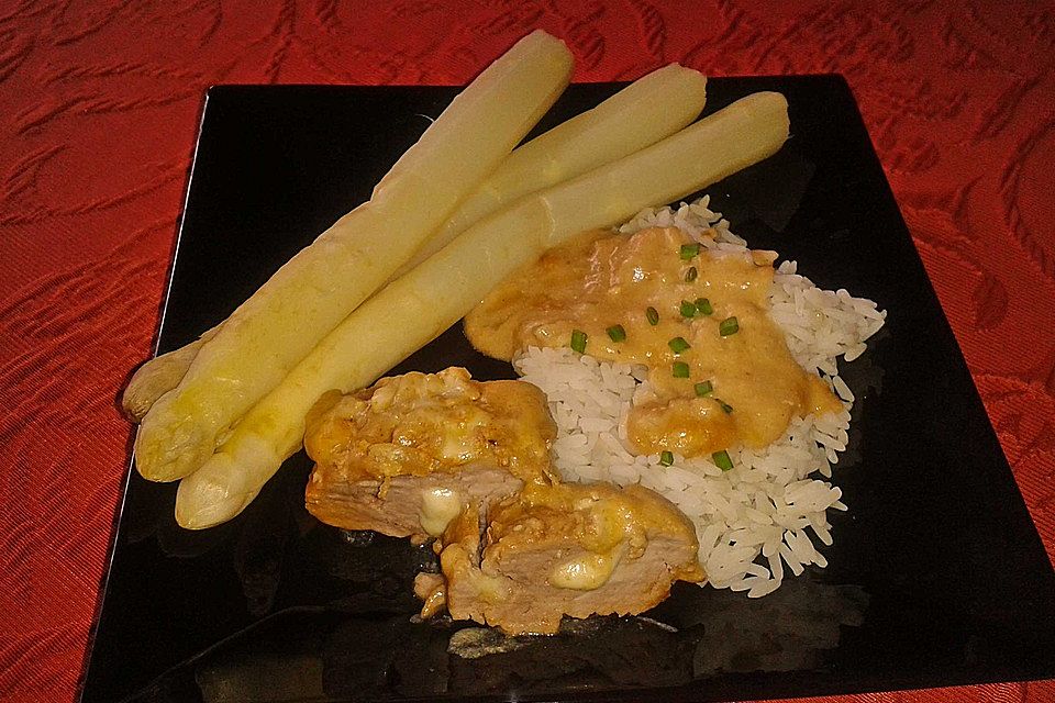 Schweinefilet mit Käse gespickt in Joghurtsauce