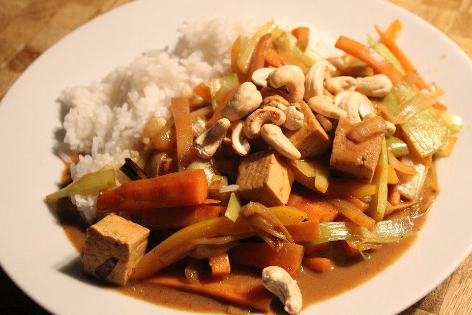 Tofu-Gemüse Pfanne mit Kokosmilch