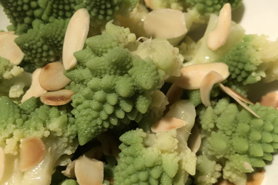 Romanesco mit Mandelblättchen