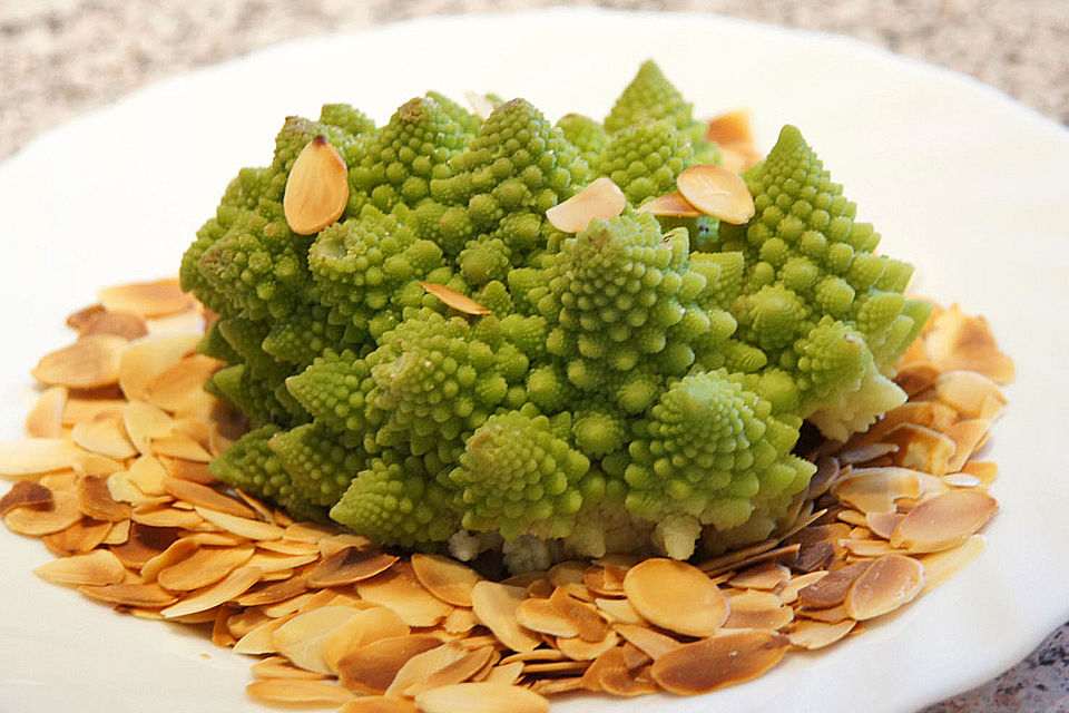 Romanesco mit Mandelblättchen