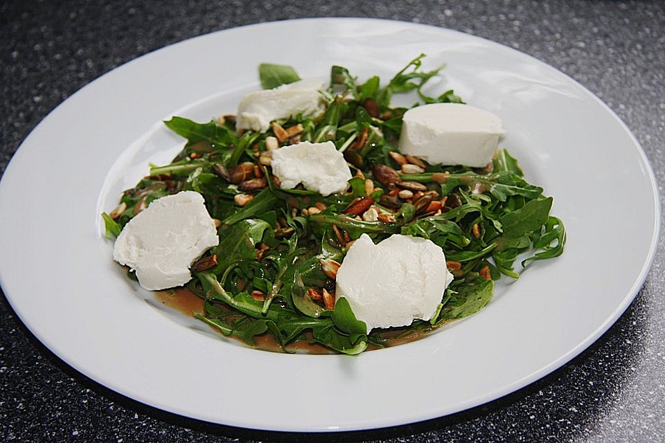 Rucola mit Ziegenfrischkäse und gerösteten Pinien-, Sonnenblumen- und Kürbiskernen