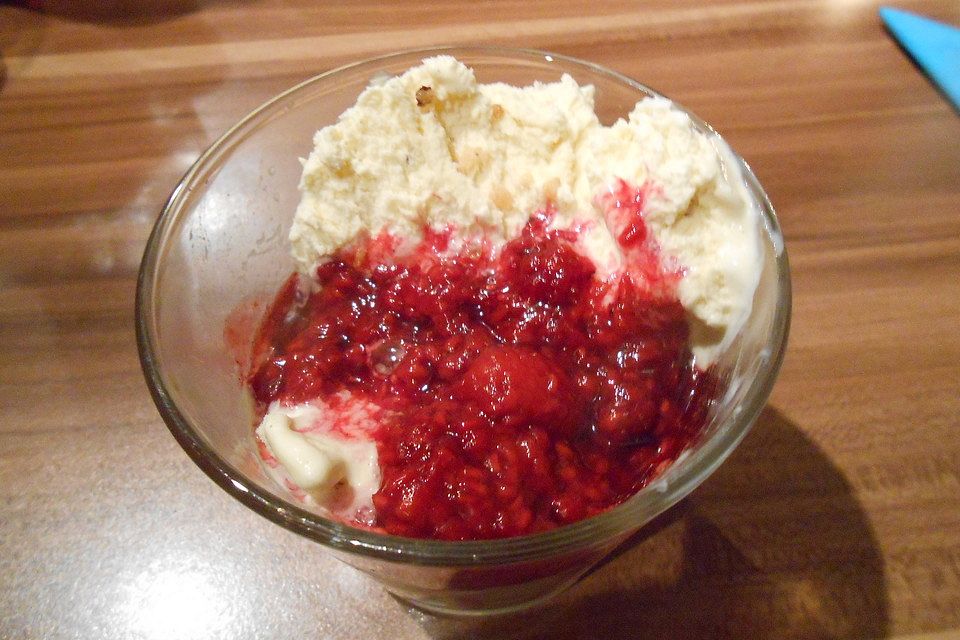 Vanilleeis mit heißen Himbeeren