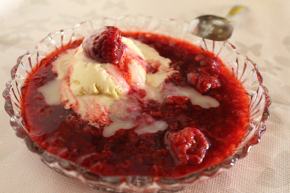 Vanilleeis mit heißen Himbeeren