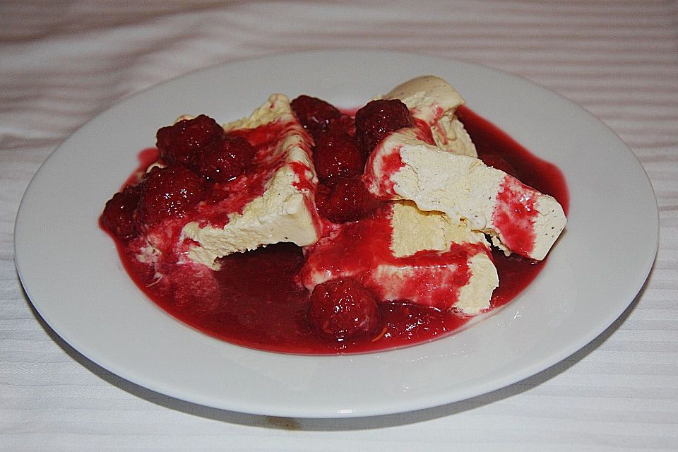 Vanilleeis mit heißen Himbeeren