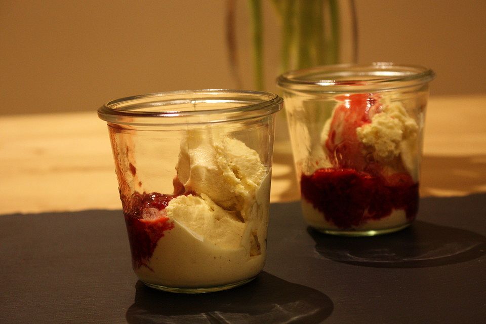 Vanilleeis mit heißen Himbeeren