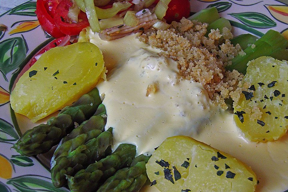 Grüner Spargel mit Butterbrösel