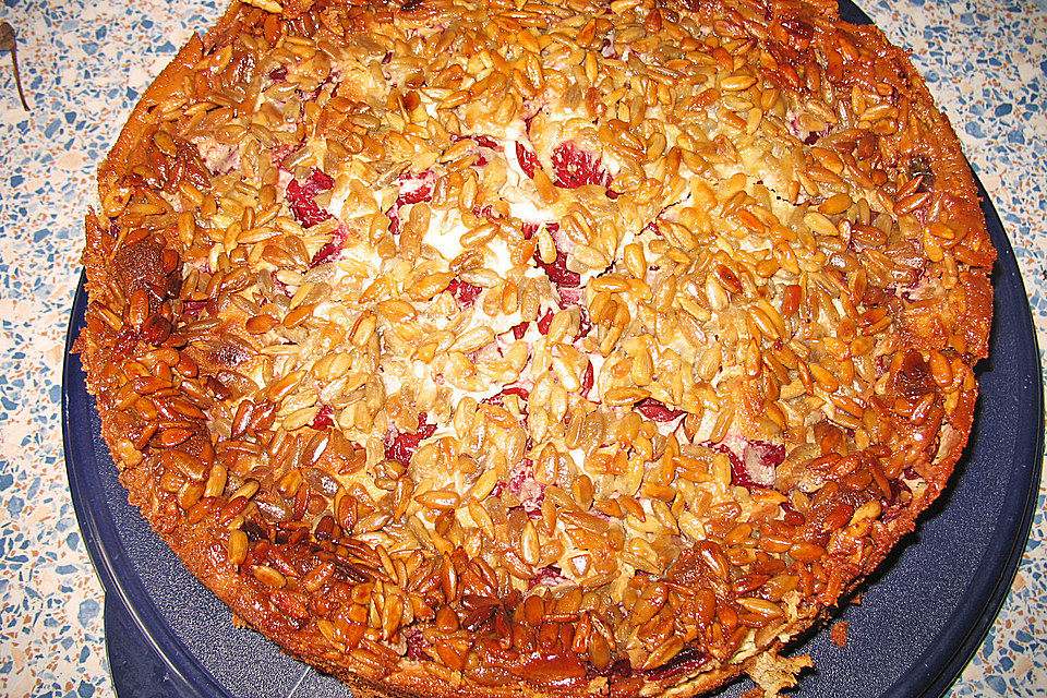 Crunchy Käsekuchen mit Kirschen und Sonnenblumenkernen