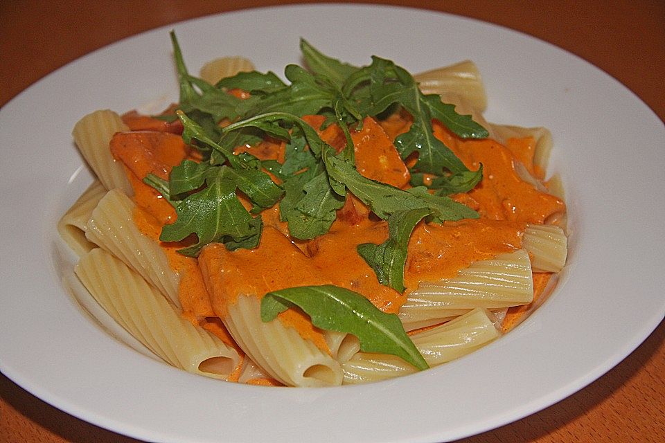 Tortiglioni mit Feta-Tomatensoße, gehackten Tomaten und Rucola