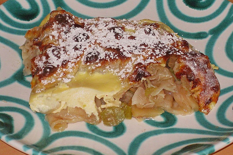 Apfel-Rhabarber Strudel mit Rahmguss