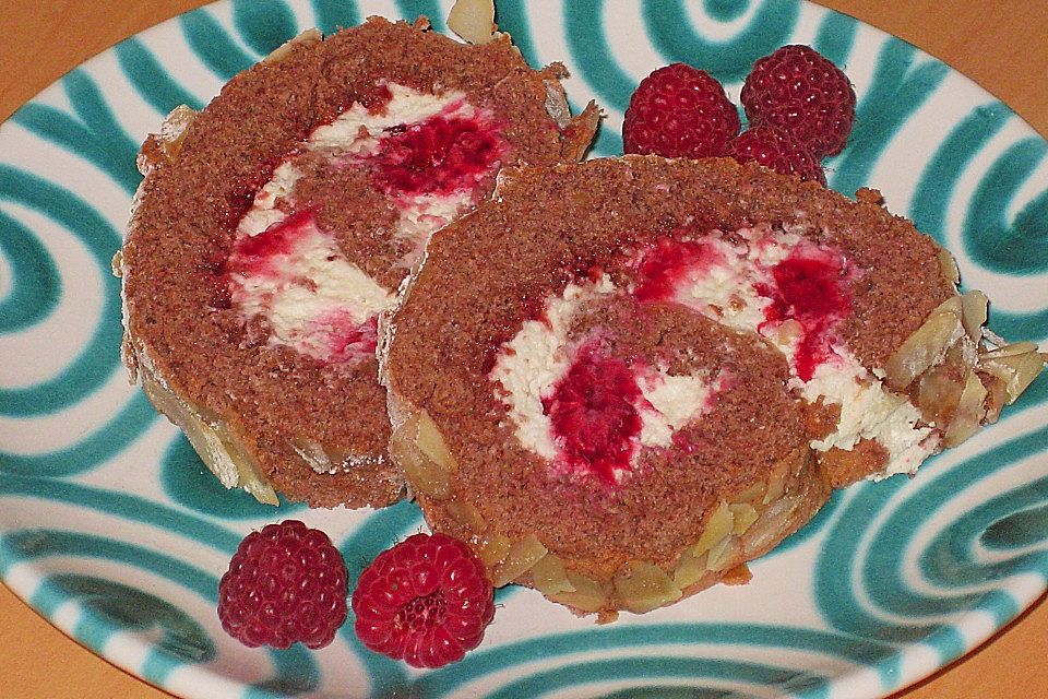 Himbeer-Schokorolle mit Mandelblättchen