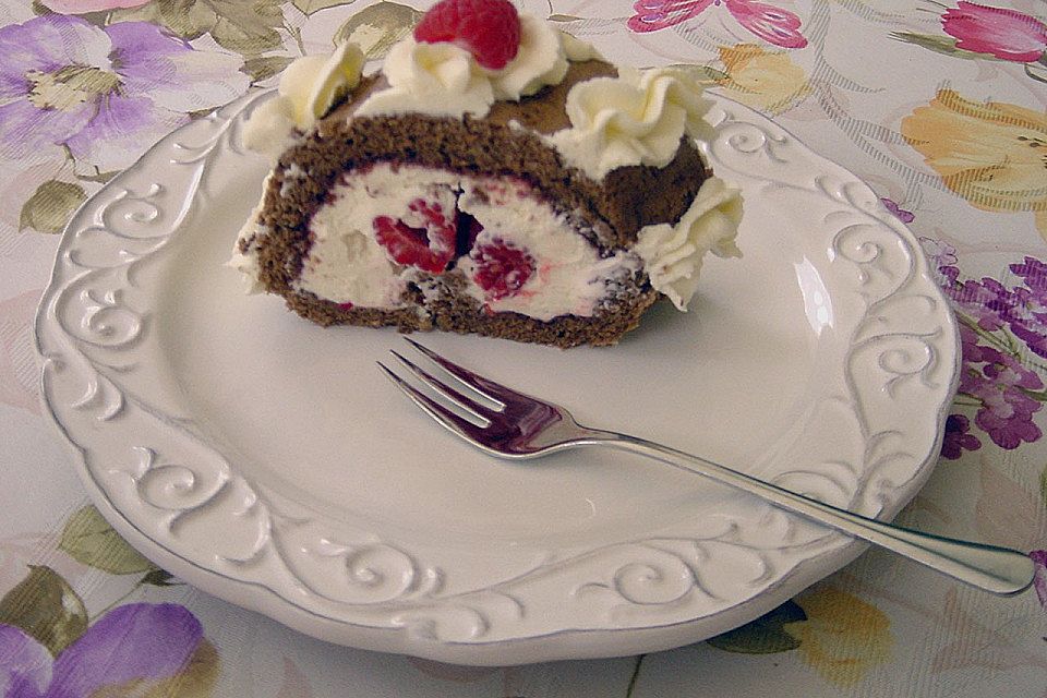 Himbeer-Schokorolle mit Mandelblättchen