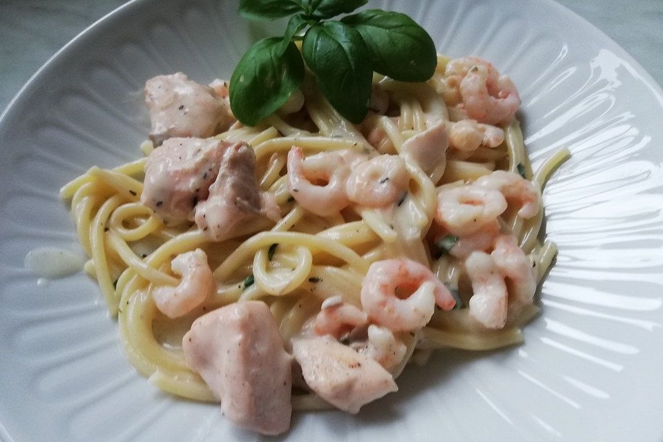 Spaghetti mit Lachs und Scampis in Weißwein-Sahnesoße