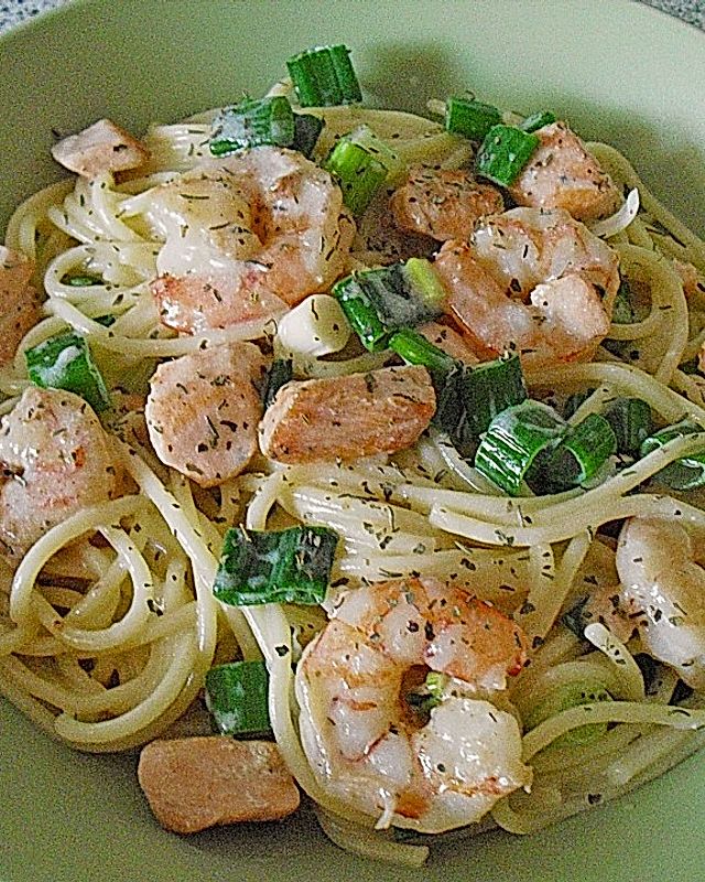 Spaghetti mit Lachs und Scampis in Weißwein-Sahnesoße