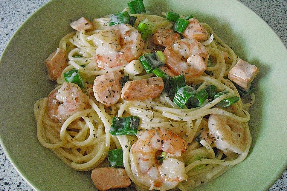 Spaghetti mit Lachs und Scampis in Weißwein-Sahnesoße