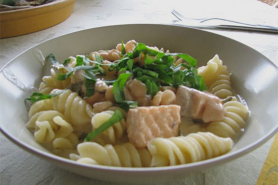 Spaghetti mit Lachs und Scampis in Weißwein-Sahnesoße