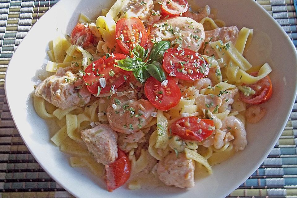 Spaghetti mit Lachs und Scampis in Weißwein-Sahnesoße