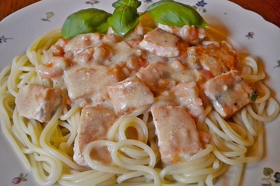 Spaghetti mit Lachs und Scampis in Weißwein-Sahnesoße