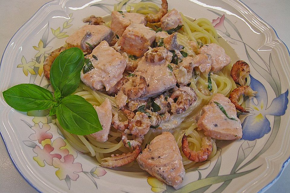 Spaghetti mit Lachs und Scampis in Weißwein-Sahnesoße