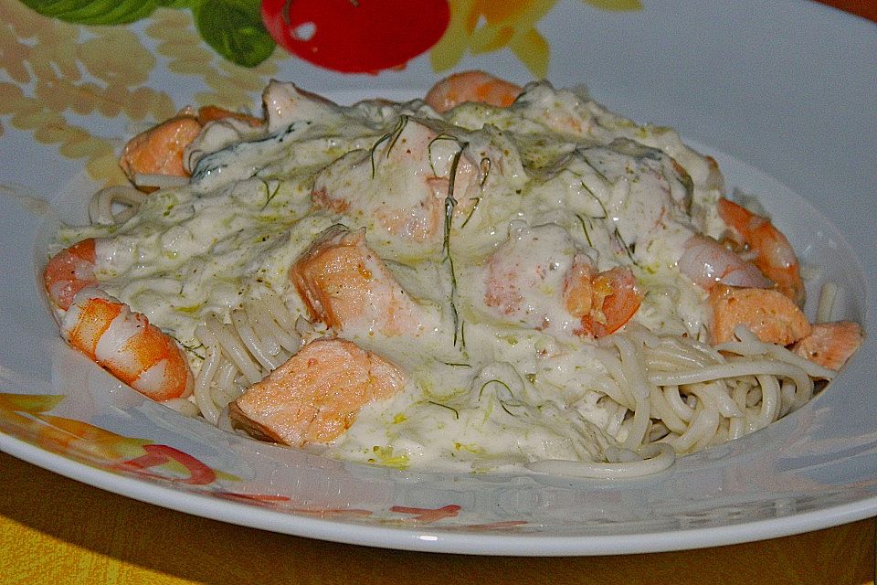 Spaghetti mit Lachs und Scampis in Weißwein-Sahnesoße