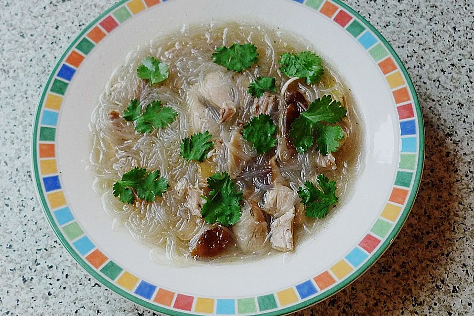 Chinesische Glasnudelsuppe mit Hähnchen