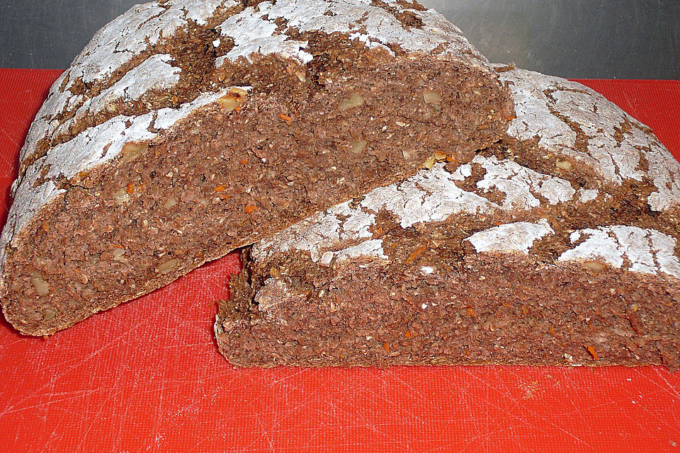 Möhren-Walnuss-Brot