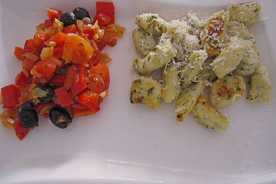 Kräutergnocchi mit Paradeiser - Paprika - Soße