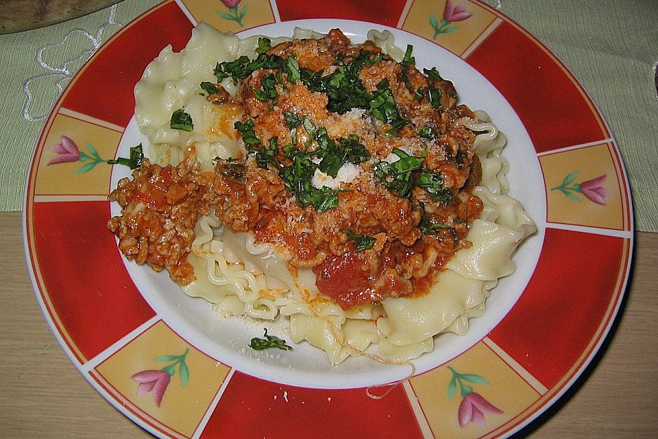 Mafaldine tritato in salsa mediterranea