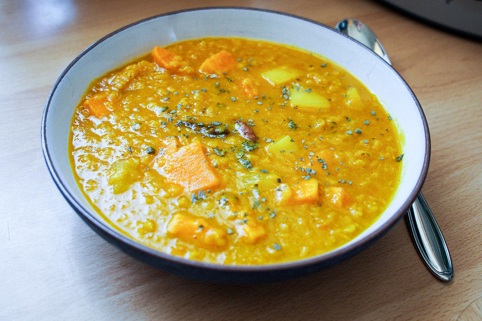 Süßkartoffel-Linsen-Suppe mit Kokosmilch