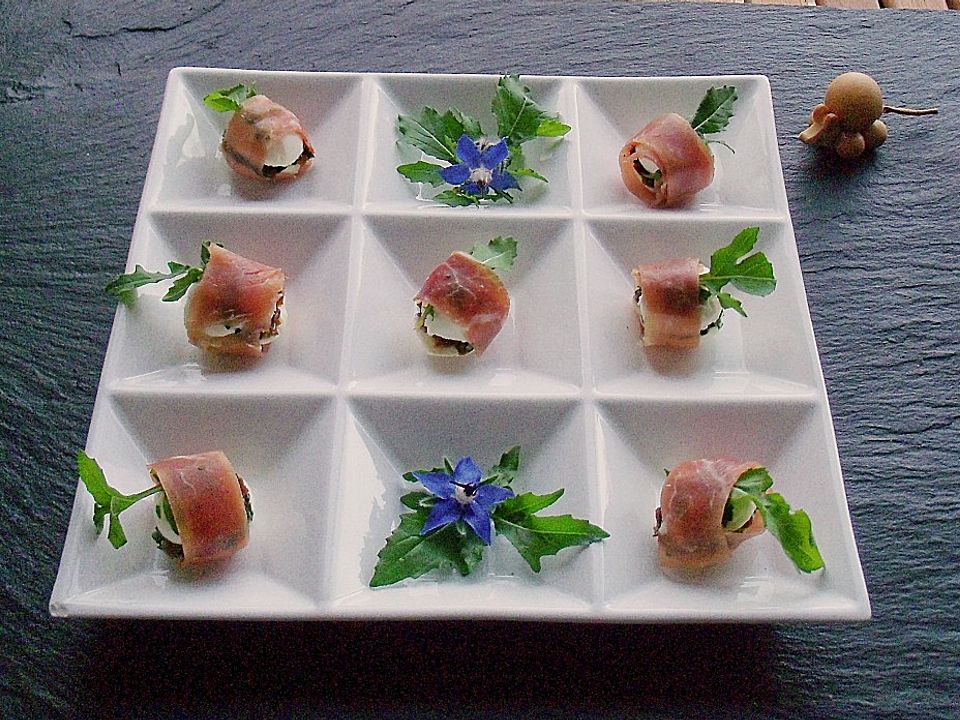 Gefüllter und umwickelter Mozzarella mit Olivenöl - Balsamicodressing ...