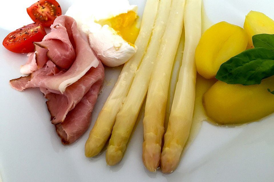 Spargel in Folie mit Sauce Hollandaise und pochierten Eiern