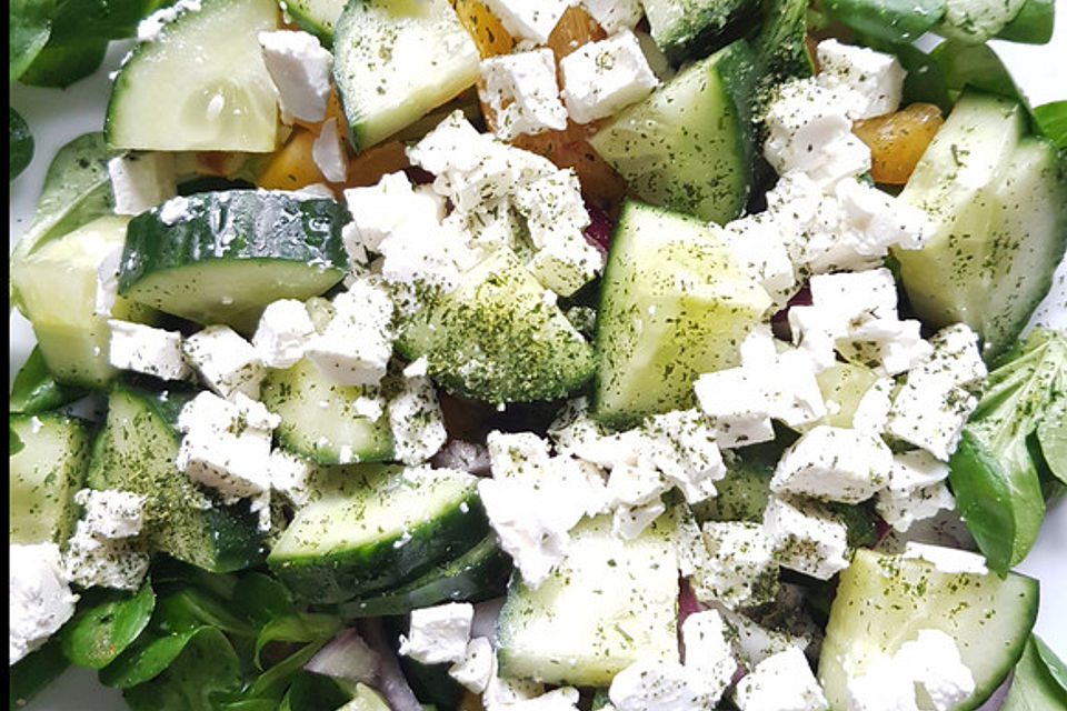 Feldsalat mit Schafskäse, Apfel und Balsamicodressing