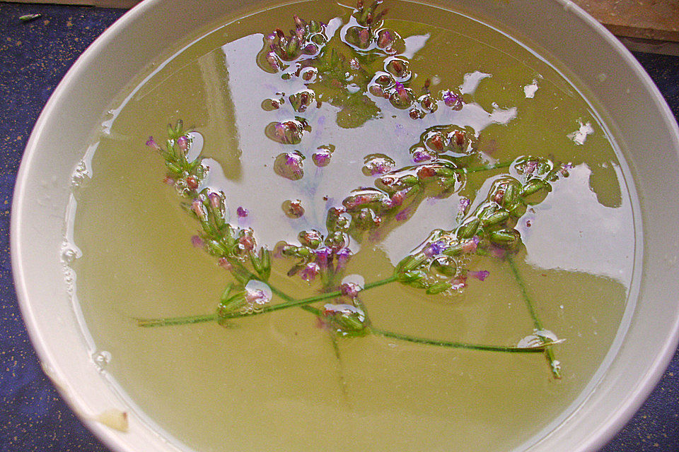 Lavendelsirup aus getrockneten Blüten