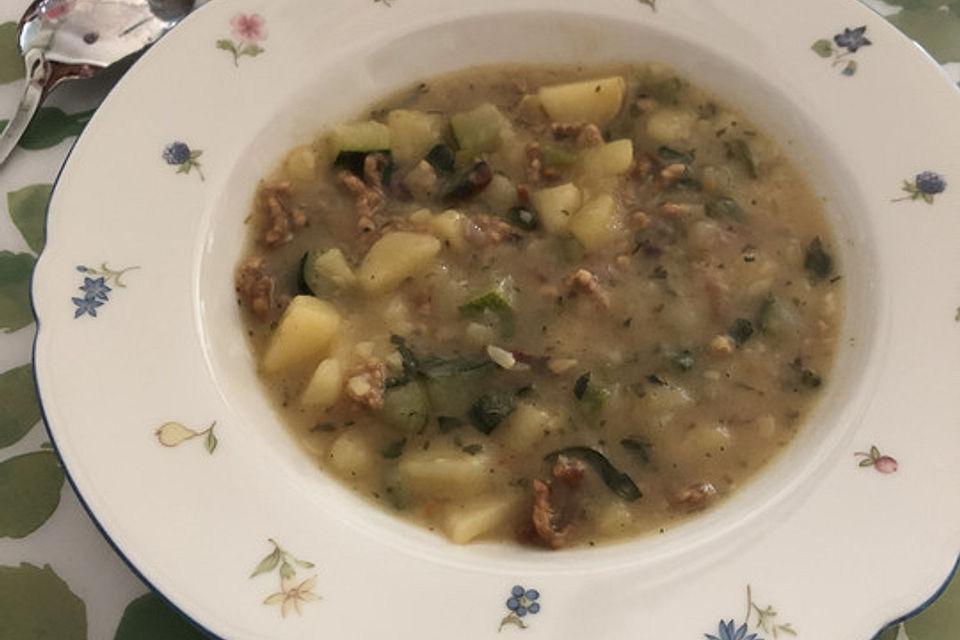 Zucchinieintopf mit Kartoffeln und Hackfleisch